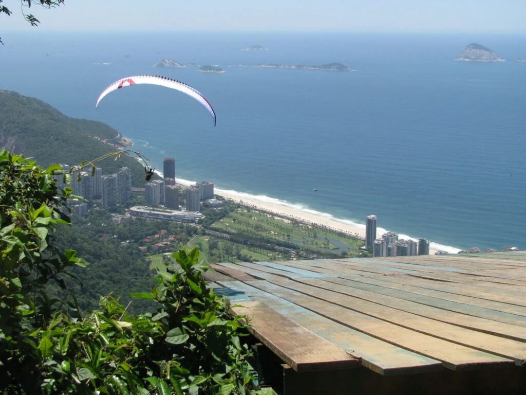 Acidente de parapente em São Conrado deixa duas mulheres feridas