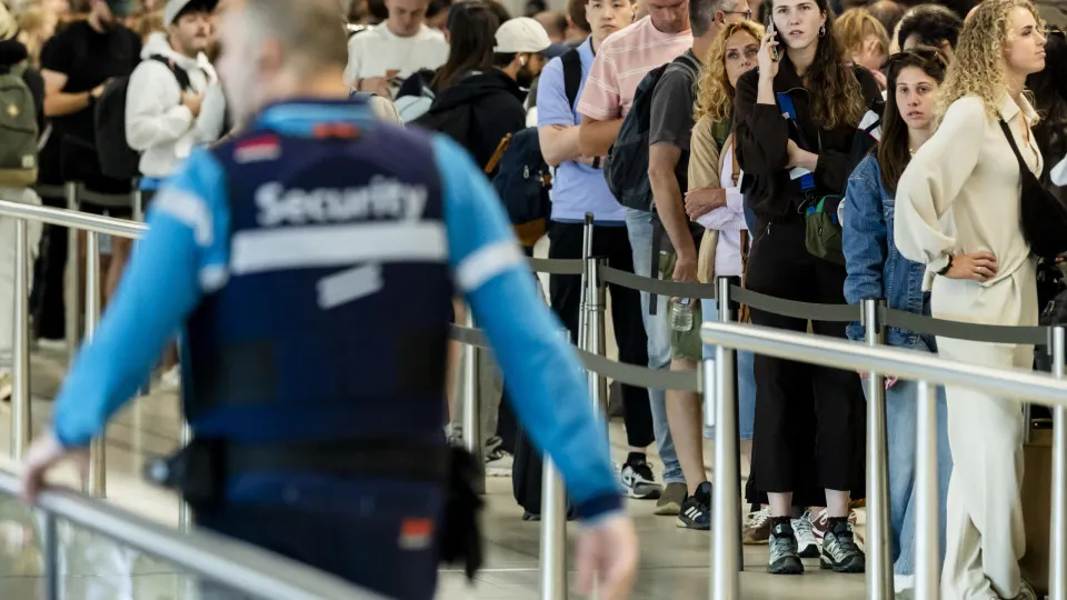 aeroporto de amsterdã cancela 100 voos por temporal