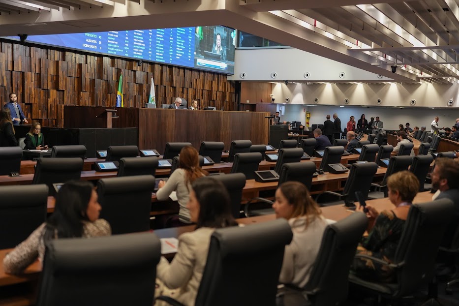Alerj tem plenário vazio e reacende debate sobre sessões remotas