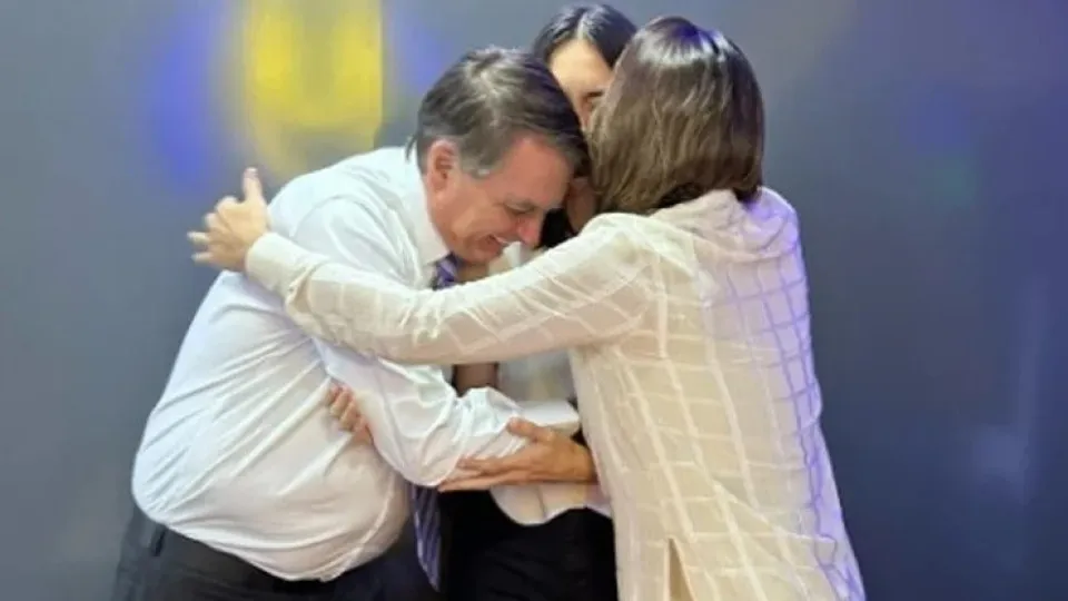Aniversário de Laura Bolsonaro: Michelle celebra 16 anos da filha