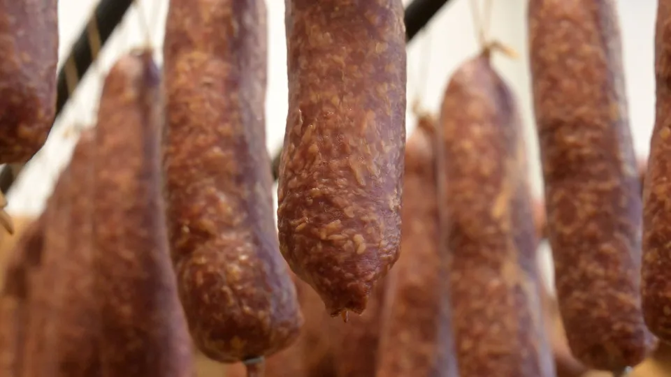 Anvisa proíbe linguiça suína com bactéria perigosa
