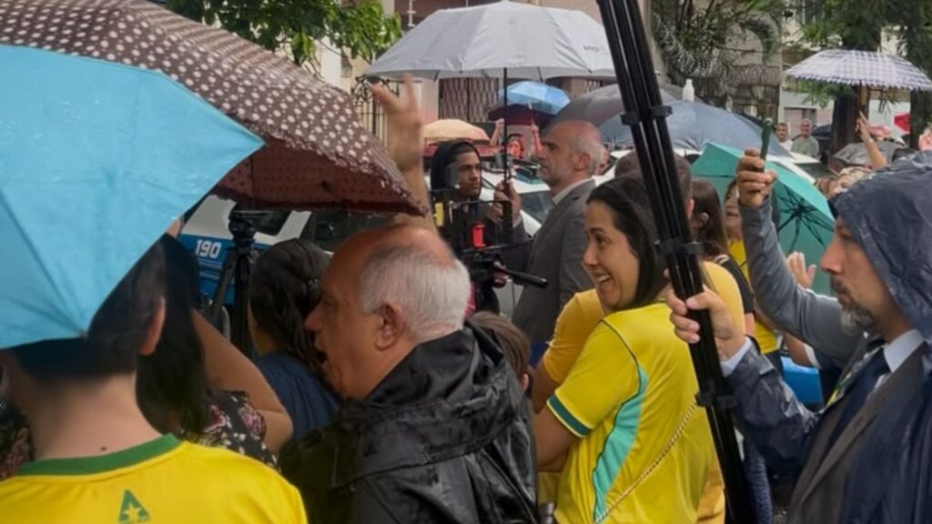 Apoiadores de Lula e Flávio trocam gritos em local de votação
