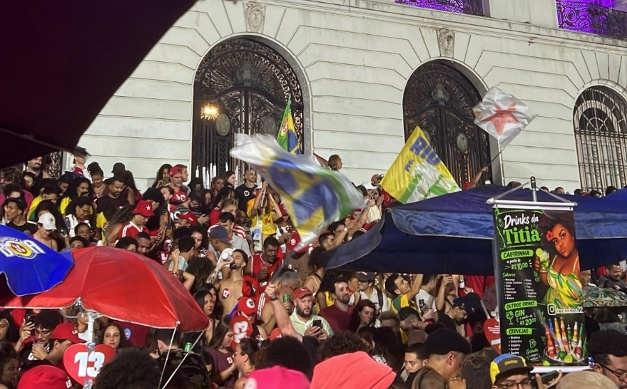 apoiadores de lula lotam a cinelândia e comemoram vitória