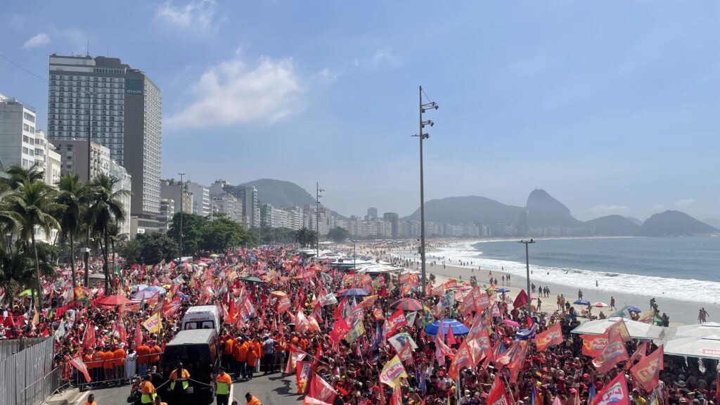 Apoiadores de Lula lotam Copacabana em ato no Rio neste sábado