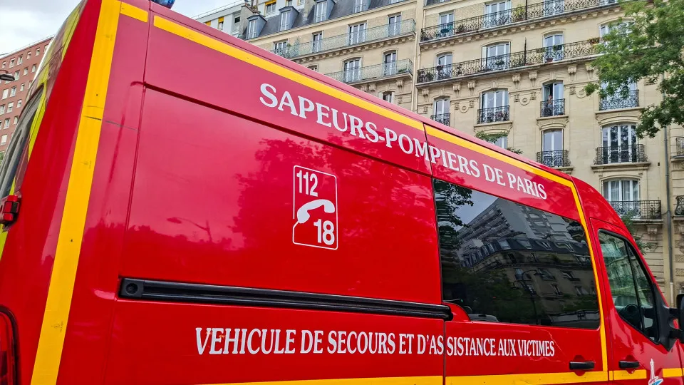 Ataque perto de Paris deixa um morto e quatro feridos