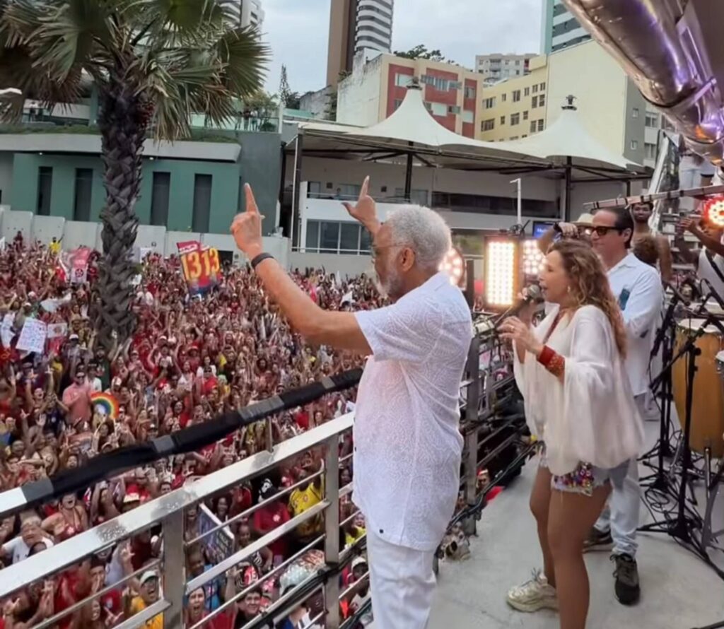 Ato em apoio a Lula reúne Gilberto Gil e Daniela Mercury em Salvador