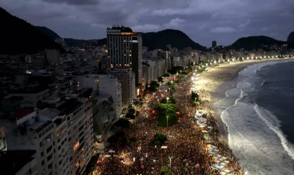 Ato pró-Lula em Copacabana reúne Caetano, Djavan e outros artistas