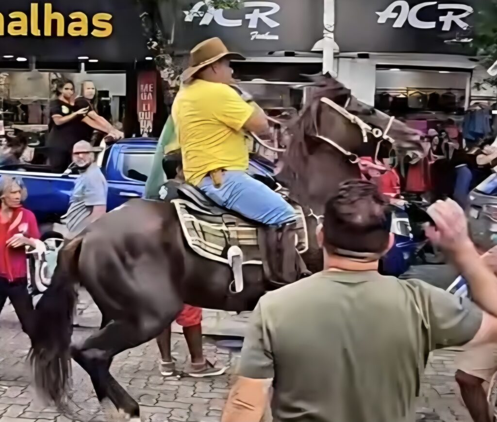 Ato pró-Lula em Nova Iguaçu: homem a cavalo causa tumulto