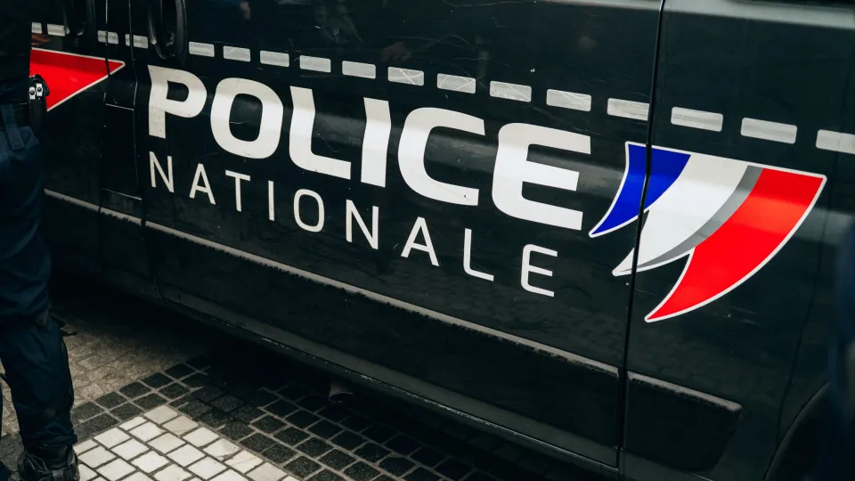 Bebê é encontrado morto em lixeira na França; mãe está presa