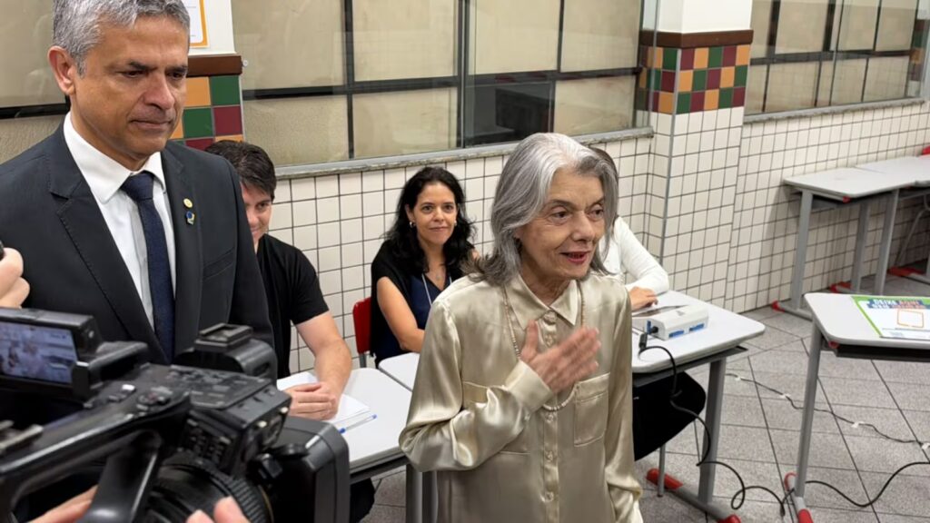 Cármen Lúcia vota em BH e defende Justiça Eleitoral
