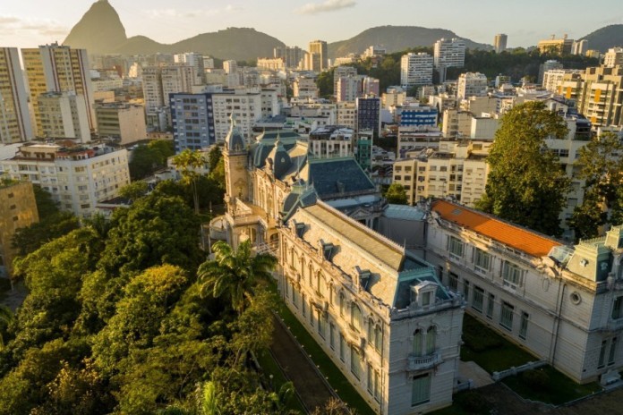 Casa em Laranjeiras vai à venda por R$ 2,8 milhões no Rio