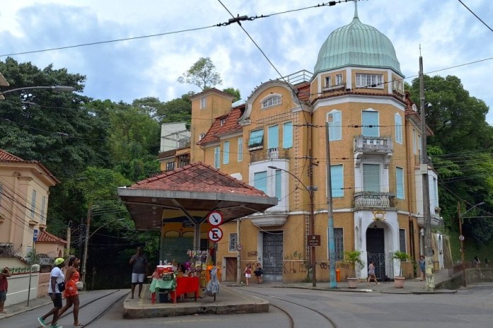 Casa em Santa Teresa com piscina e homenagem a Elza Soares custa R$ 3,9 milhões