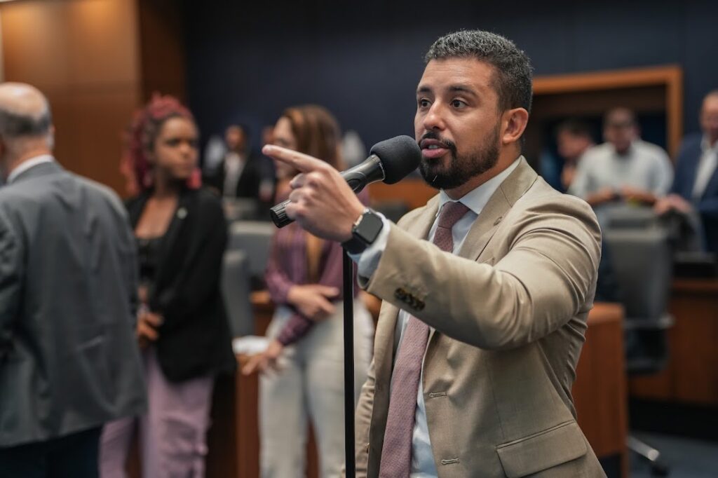 Deputado leva ao MP denúncias de perseguição a comerciantes no Rio