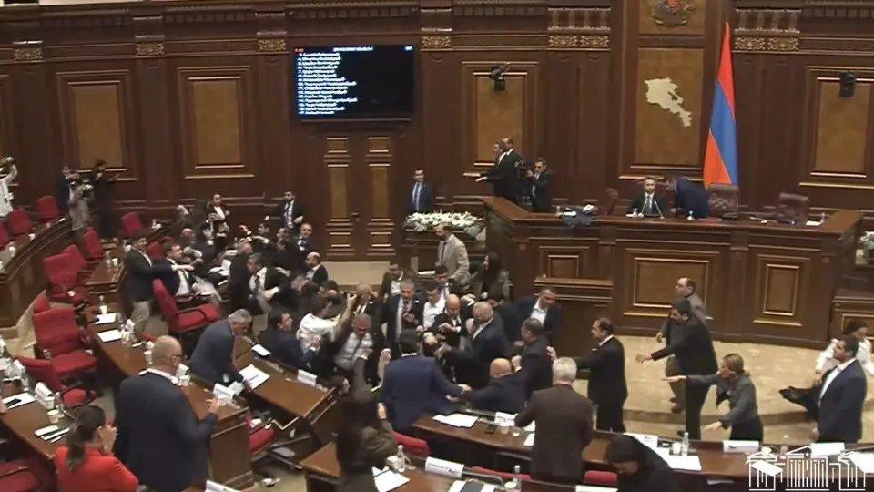 Deputados da Armênia trocam socos em sessão no parlamento
