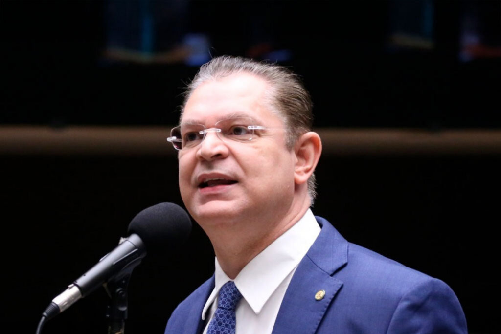 Derrota de Flávio Bolsonaro leva Sóstenes a desistir da Câmara