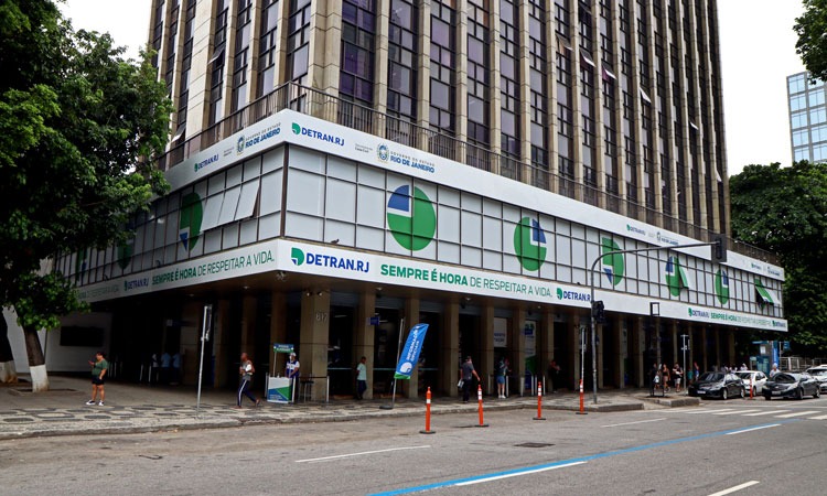 Detran-RJ retoma atendimento e isenta multa por atraso na transferência