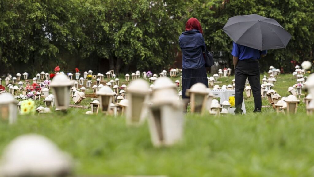 Dia de Finados: veja o que abre e fecha no Rio