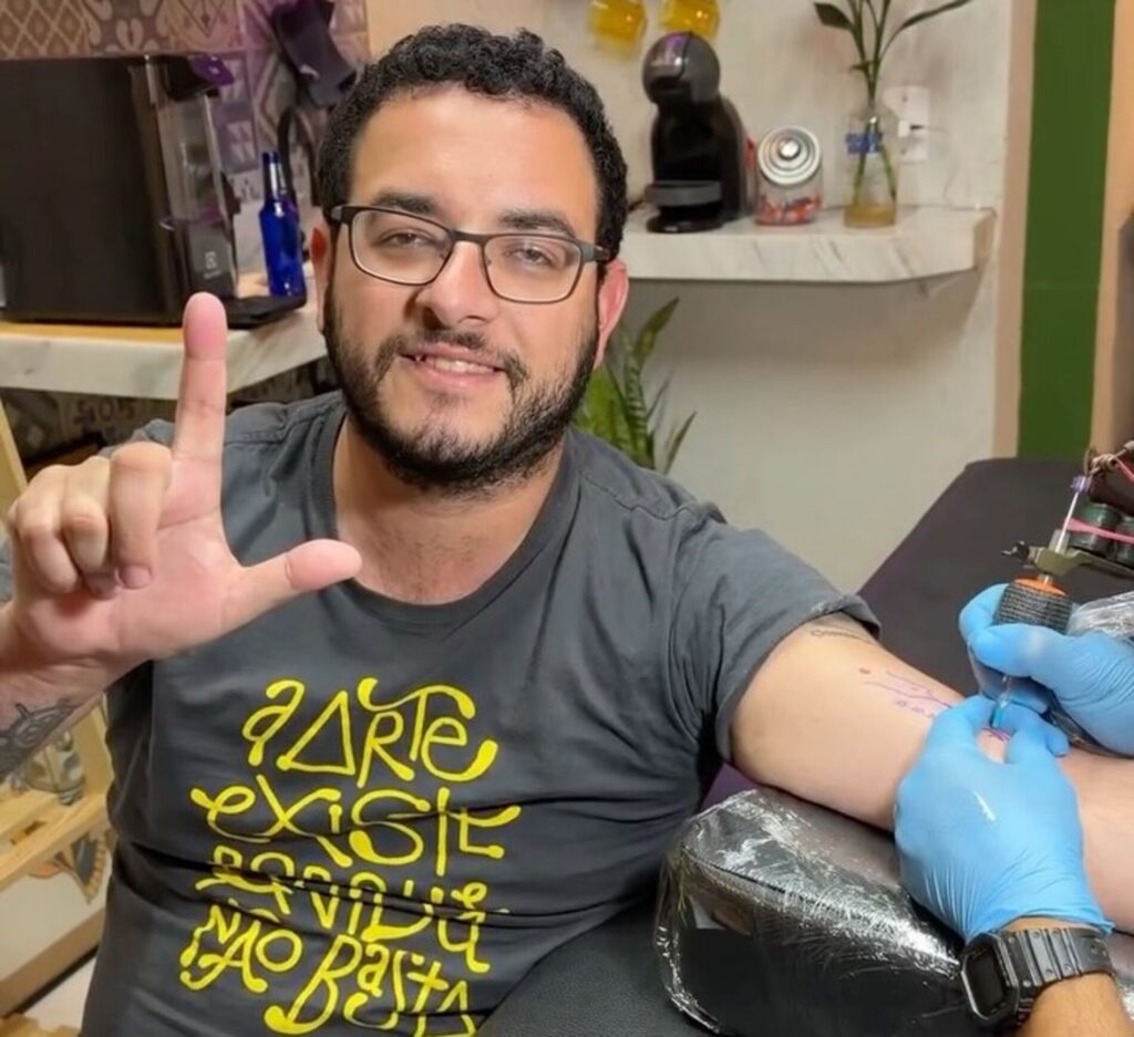Diego Quaquá tatua vitória de Lula em eleição presidencial