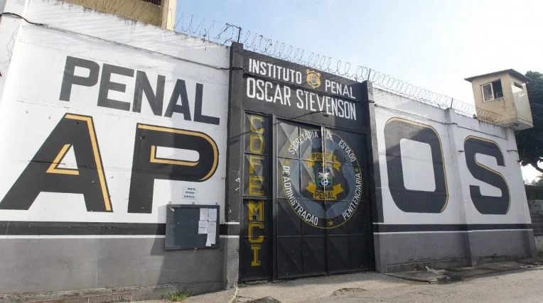 Diretora de presídio no Rio é presa após fiscalização em Benfica