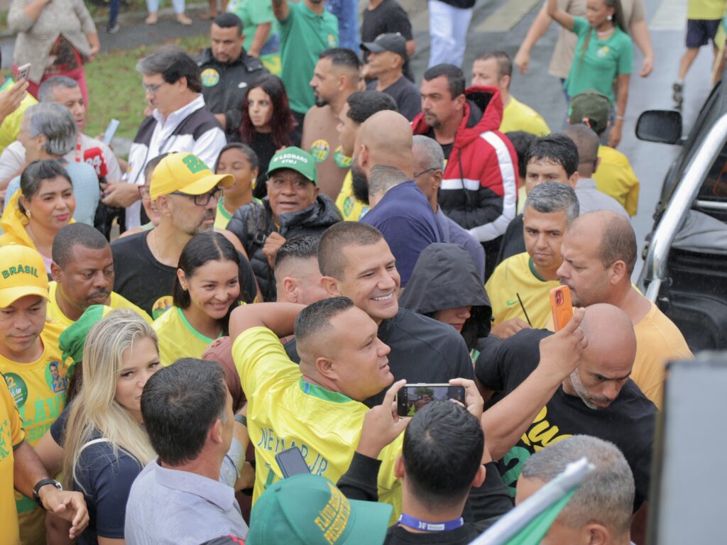 Douglas Ruas faz campanha em Campos e Macaé por Flávio Bolsonaro