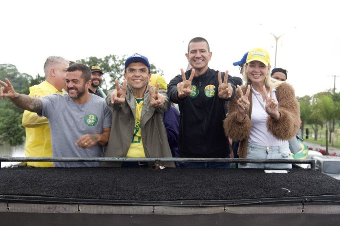 Douglas Ruas faz carreatas no Norte Fluminense e promete obras