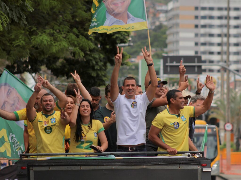 Douglas Ruas faz carreatas no Rio para apoiar Flávio Bolsonaro