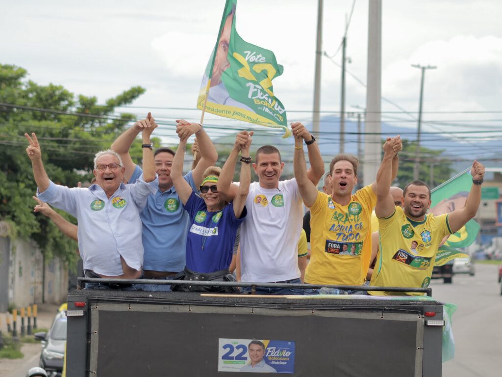 Douglas Ruas mobiliza deputados em carreatas na Zona Oeste
