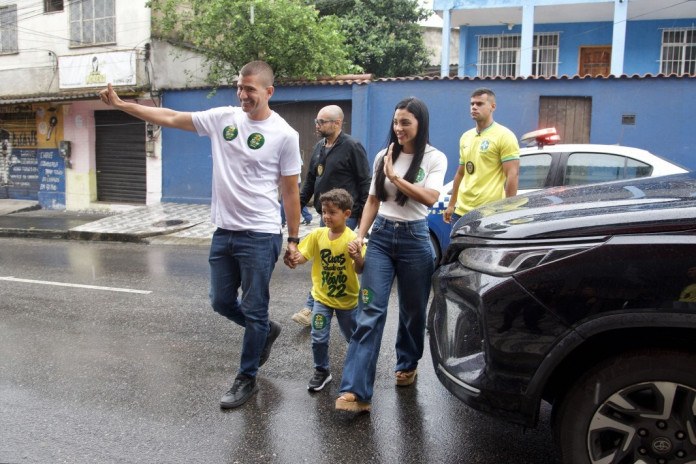 Douglas Ruas vota em São Gonçalo e fala em transição de governo