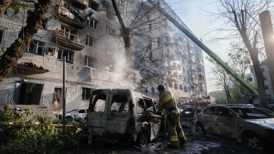 Drone mata 13 na Ucrânia e Kiev faz maior ataque à Rússia