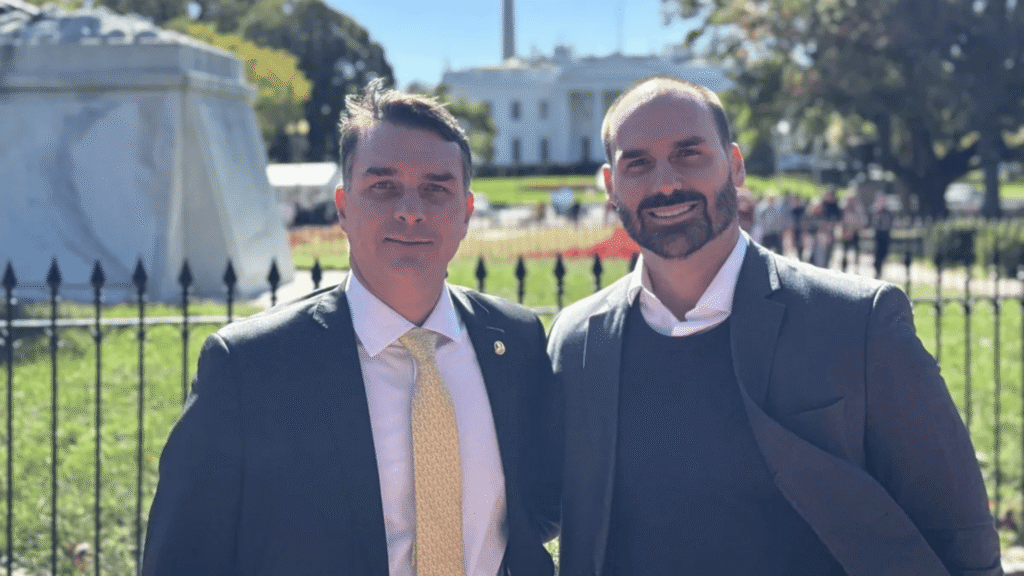 Eduardo Bolsonaro articulou ida de Flávio aos EUA antes da derrota