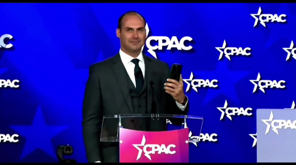 Eduardo Bolsonaro diz que Flávio deve deixar o Brasil se perder eleição