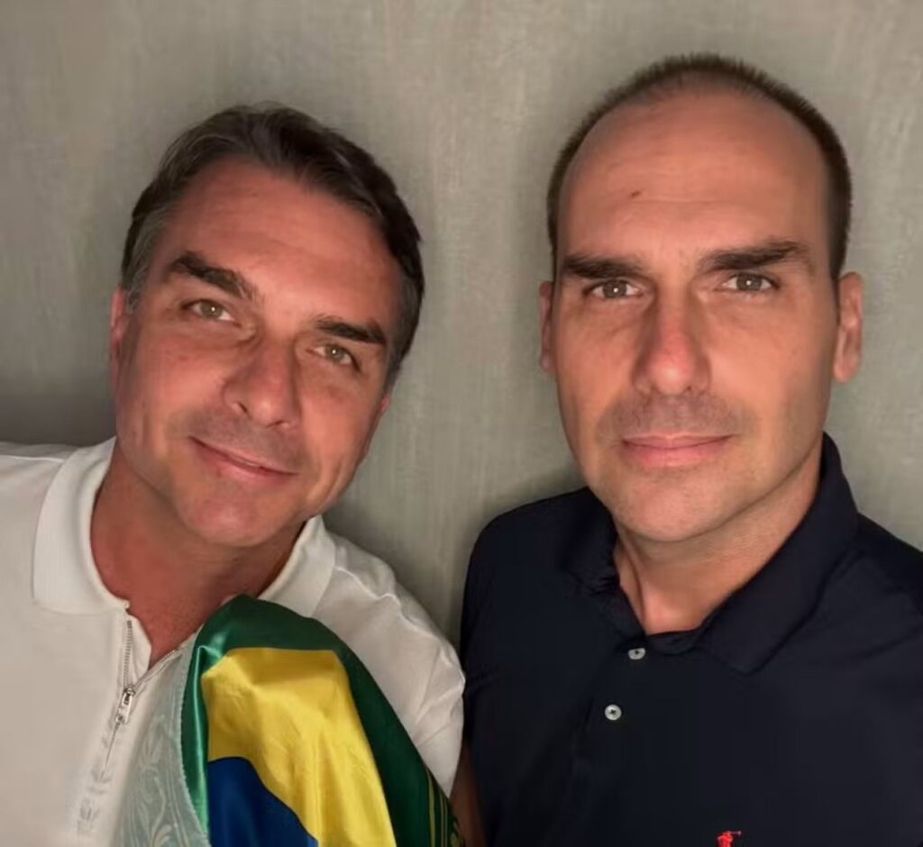 Eduardo Bolsonaro publica foto com Flávio e fala em não desistir