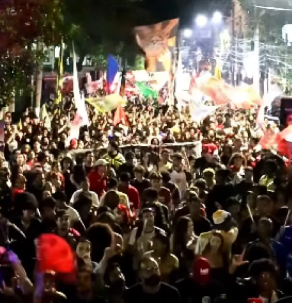 Estudantes da UFF fazem caminhada no Ingá após vitória de Lula