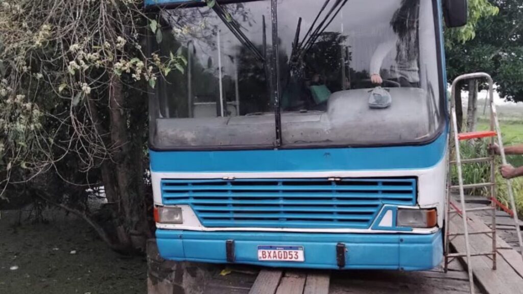 Estudantes escapam pela janela em ônibus preso em ponte de madeira em Campos