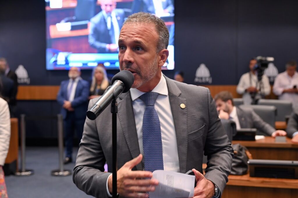 Falta de água na Zona Oeste leva deputado ao MPRJ