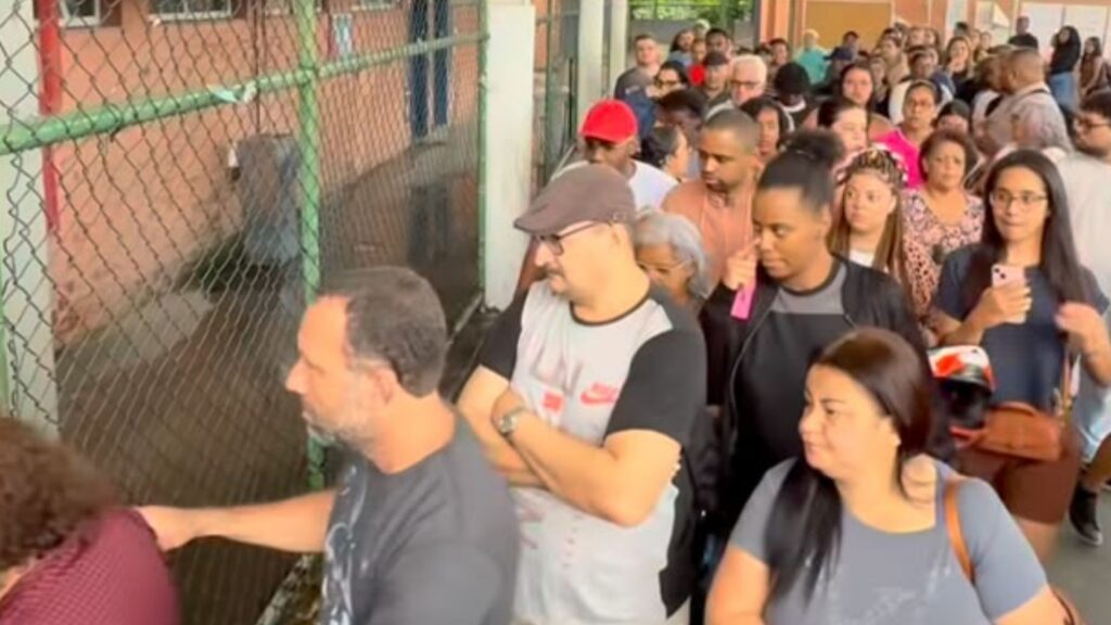 Filas sob chuva marcam votação no Rio; TRE-RJ trocou 95 urnas