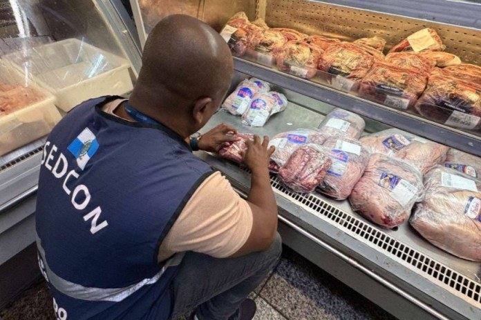 Fiscalização apreende 135 kg de alimentos impróprios na Zona Norte do Rio
