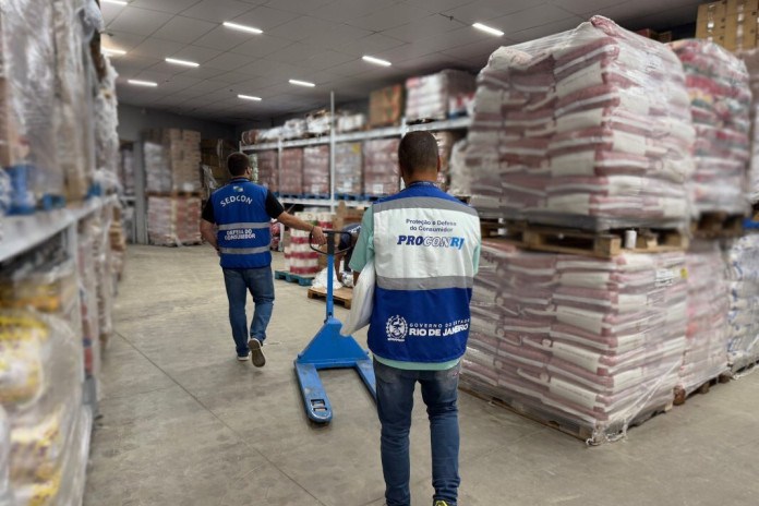 Fiscalização apreende 47 toneladas de arroz em mercados do Rio