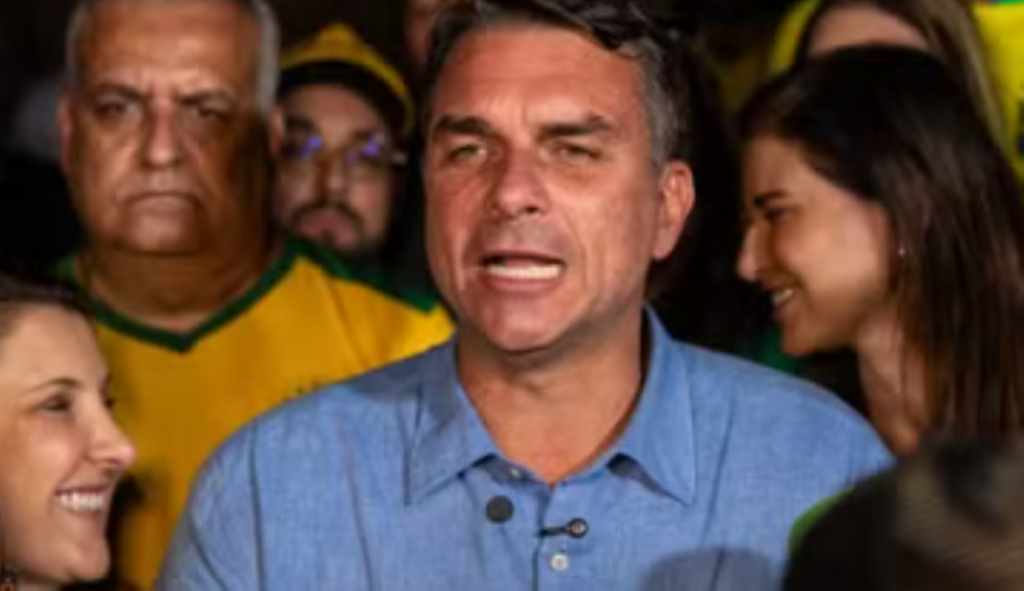 Flávio Bolsonaro apaga posts que criticavam o Bolsa Família