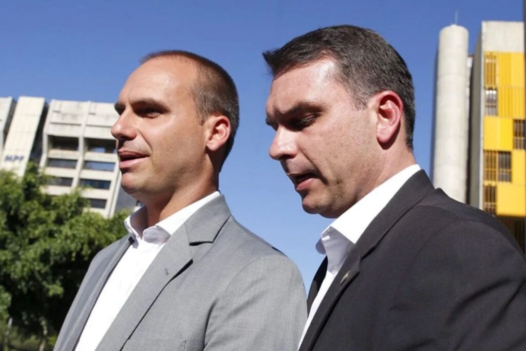 Flávio Bolsonaro chega a Miami e recebe apoio de Eduardo