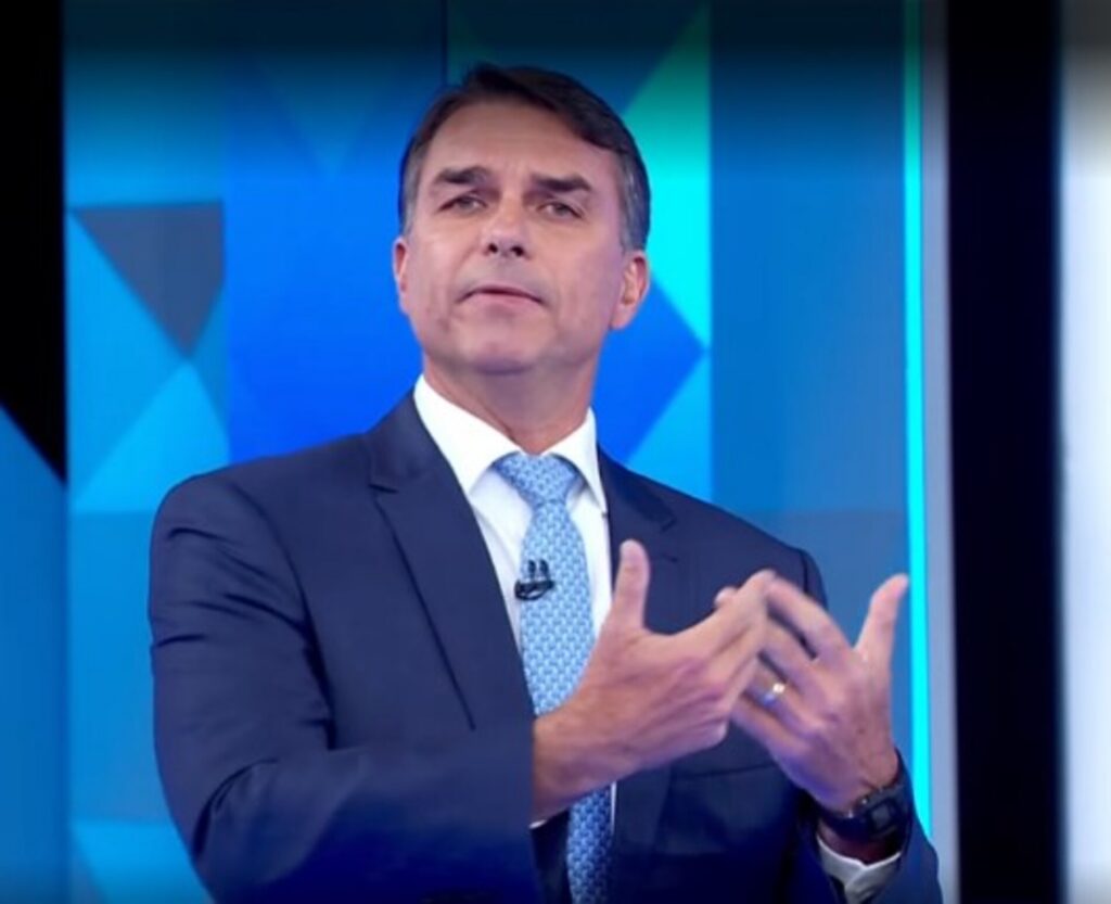 Flávio Bolsonaro cita Lula e provoca protestos em debate na Globo