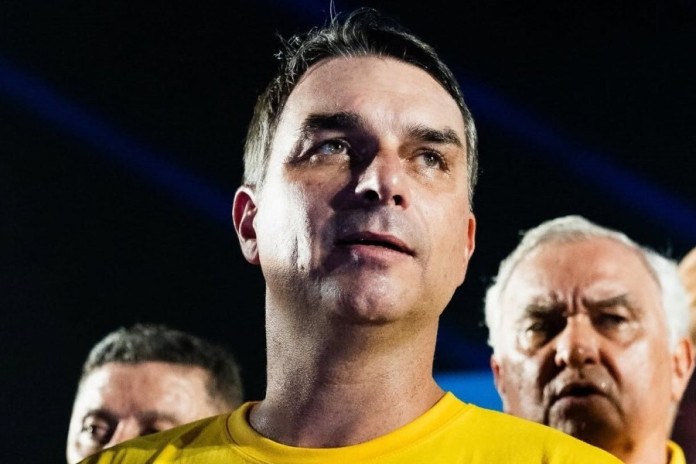 Flávio Bolsonaro comprou cobertura em Laranjeiras por R$ 1,75 milhão