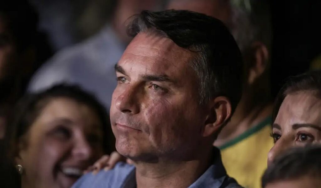 Flávio Bolsonaro desiste de anular eleição após pressão de aliados