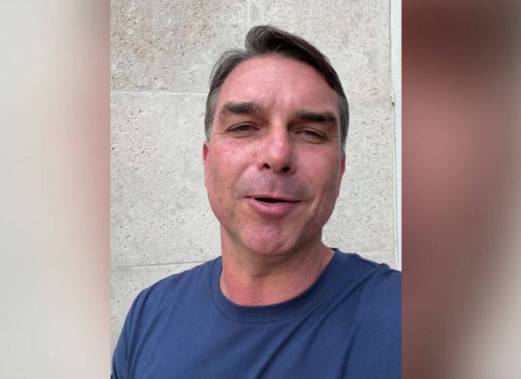 Flávio Bolsonaro diz que entregará passaportes após decisão do STF