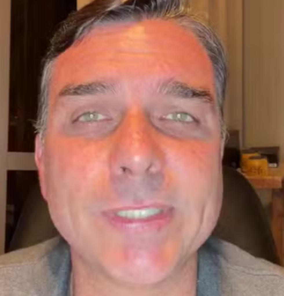 Flávio Bolsonaro diz ter decidido deixar o Brasil com a mulher