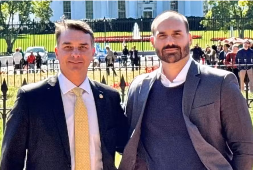 Flávio Bolsonaro e a lista de políticos que deixaram o Brasil
