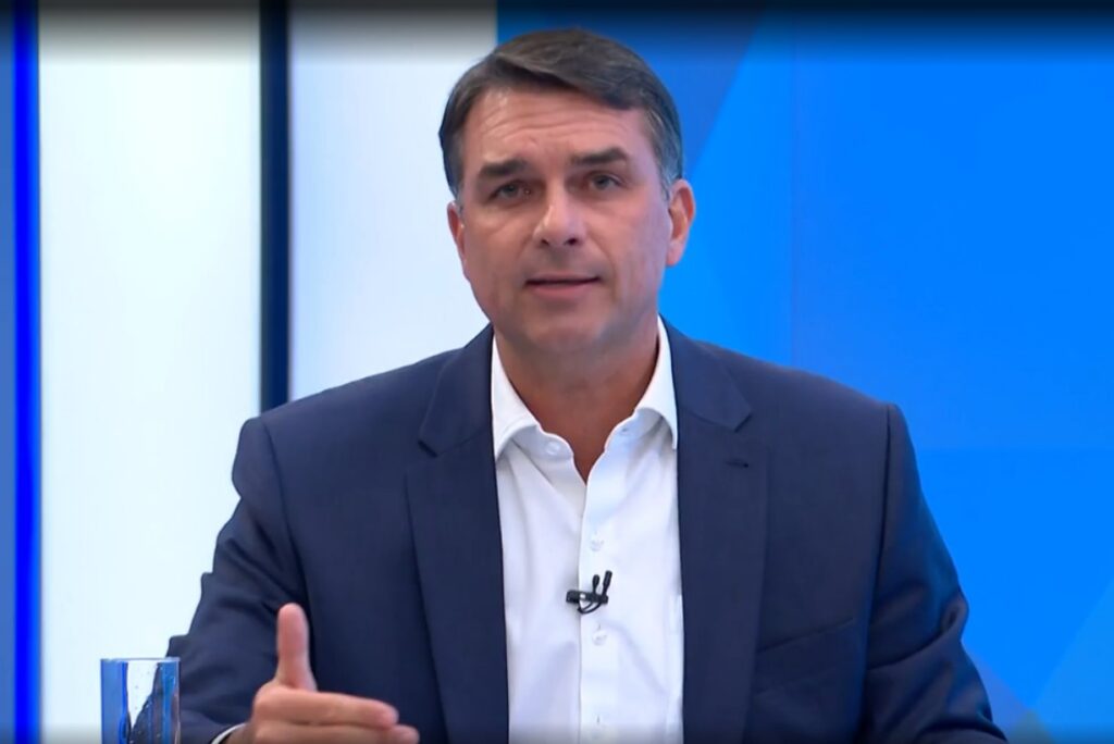 Flávio Bolsonaro enfrentará dois inquéritos sem foro especial