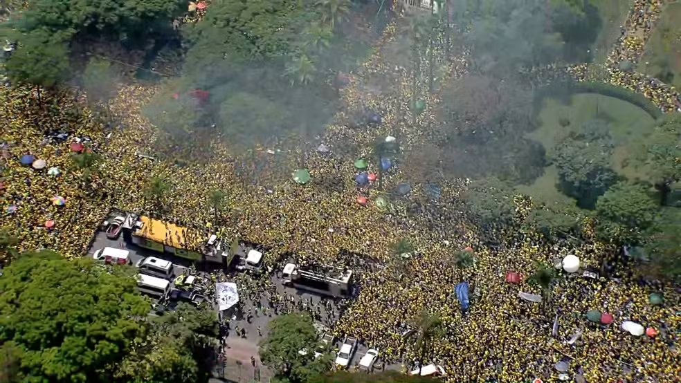 Flávio Bolsonaro faz atos em BH e encerra campanha no Rio