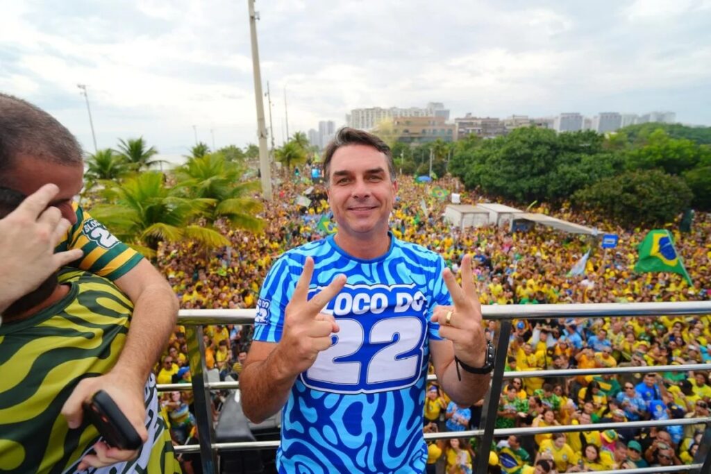 Flávio Bolsonaro ironiza Lula em ato na Barra da Tijuca