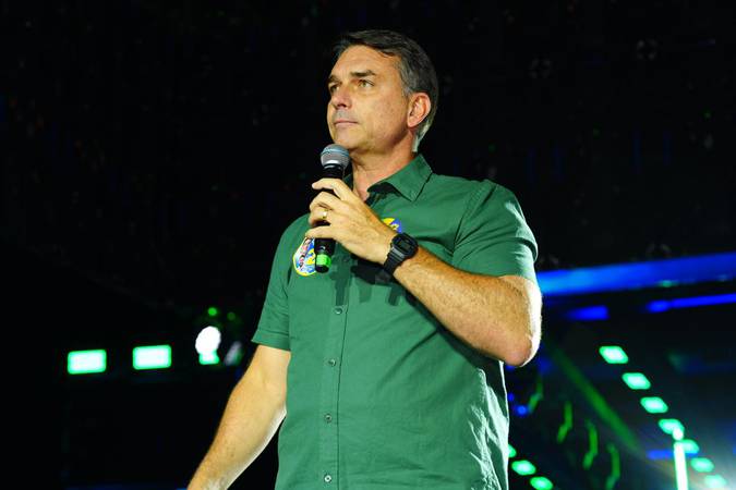 Flávio Bolsonaro: PF apura suspeita de saída pela Argentina